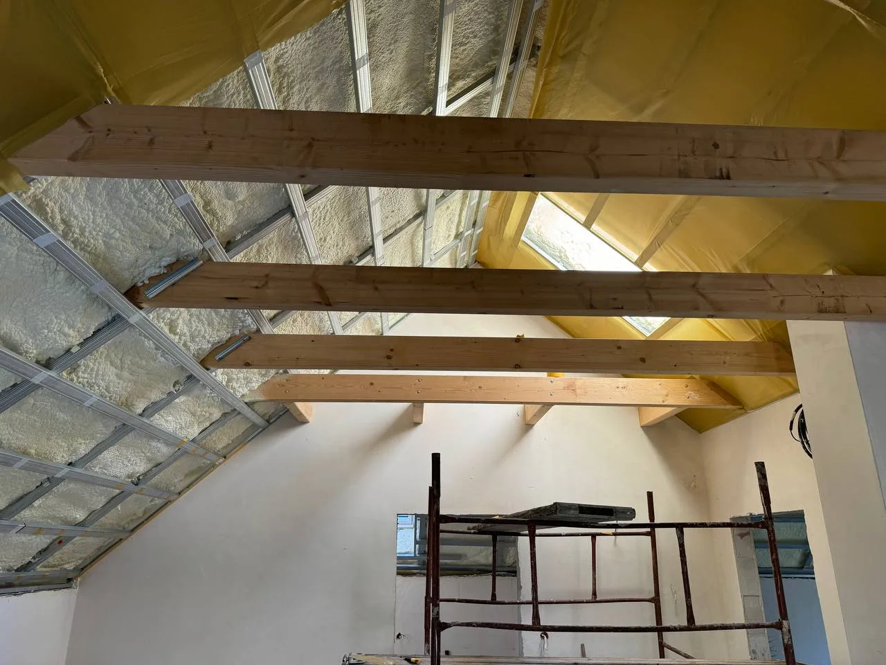 Adaptacja poddasza z ociepleniem pianą i przygotowaniem konstrukcji – REMONT-LUX