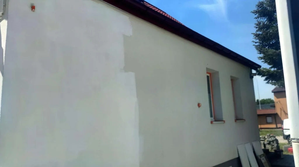Elewacja w trakcie malowania i zmiany koloru ściany