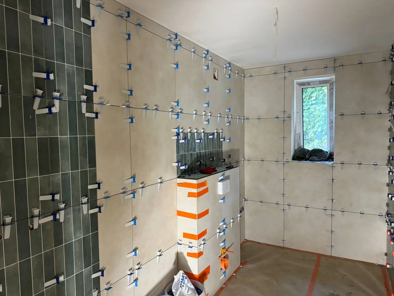 Układanie dużych płytek w łazience – realizacja REMONT-LUX
