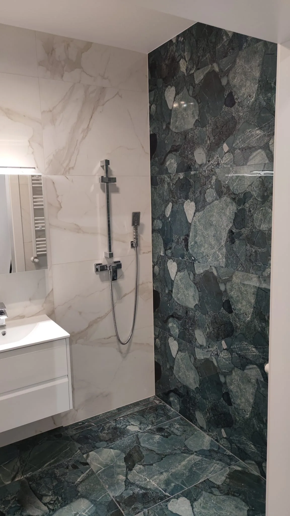 Gotowa łazienka z prysznicem walk-in i armaturą — realizacja REMONT-LUX
