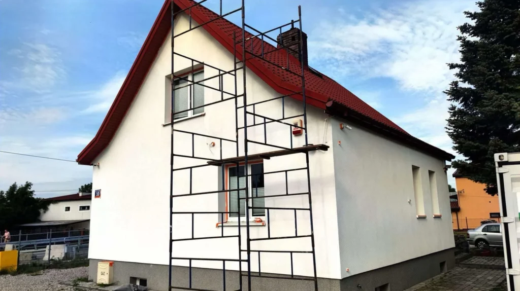 Gotowa elewacja po malowaniu – efekt końcowy