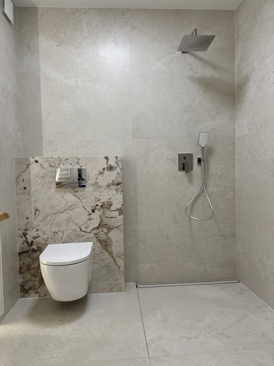 Szara strefa prysznicowa i dekoracyjna zabudowa WC – realizacja REMONT-LUX