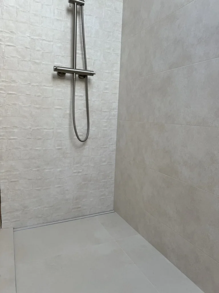 Odpływ liniowy w strefie prysznicowej walk-in – realizacja REMONT-LUX
